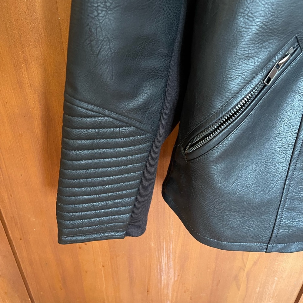 EUC Torrid Faux Leather Collarless Moto Jacket Women
+Size 3. Deep Black. - Picture 4 of 8